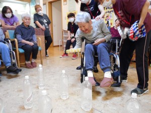 6月お誕生日会・レクリエーション　輪投げ