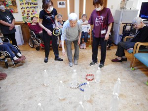 6月お誕生日会・レクリエーション　輪投げ