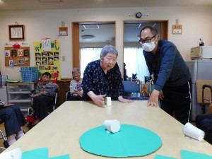 ６月お誕生日会・レクリエーション　葉っぱに乗れるかなあ？
