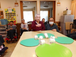 ６月お誕生日会・レクリエーション　葉っぱに乗れるかなあ？