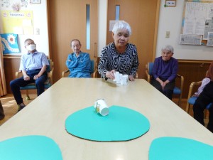 ６月お誕生日会・レクリエーション　葉っぱに乗れるかなあ？