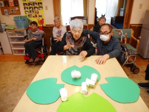 ６月お誕生日会・レクリエーション　葉っぱに乗れるかなあ？