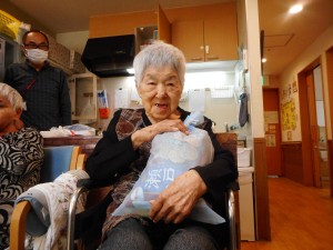 ６月お誕生日会・レクリエーション　葉っぱに乗れるかなあ？