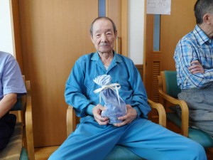 ６月お誕生日会・レクリエーション　葉っぱに乗れるかなあ？