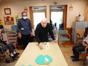 ６月お誕生日会・レクリエーション　葉っぱに乗れるかなあ？