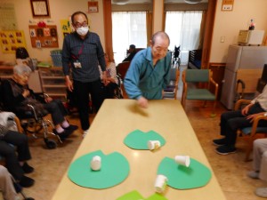 ６月お誕生日会・レクリエーション　葉っぱに乗れるかなあ？