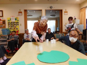 ６月お誕生日会・レクリエーション　葉っぱに乗れるかなあ？
