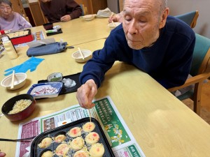 10月お誕生日会とレクリエーション・ボーリング大会 お食事会(たこ焼き・焼きそば)