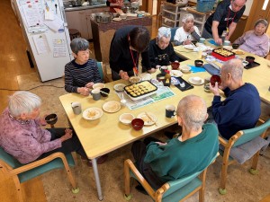 10月お誕生日会とレクリエーション・ボーリング大会 お食事会(たこ焼き・焼きそば)