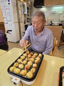 10月お誕生日会とレクリエーション・ボーリング大会 お食事会(たこ焼き・焼きそば)