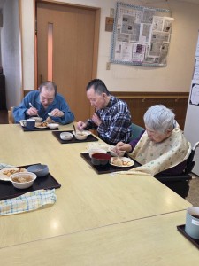 10月お誕生日会とレクリエーション・ボーリング大会 お食事会(たこ焼き・焼きそば)