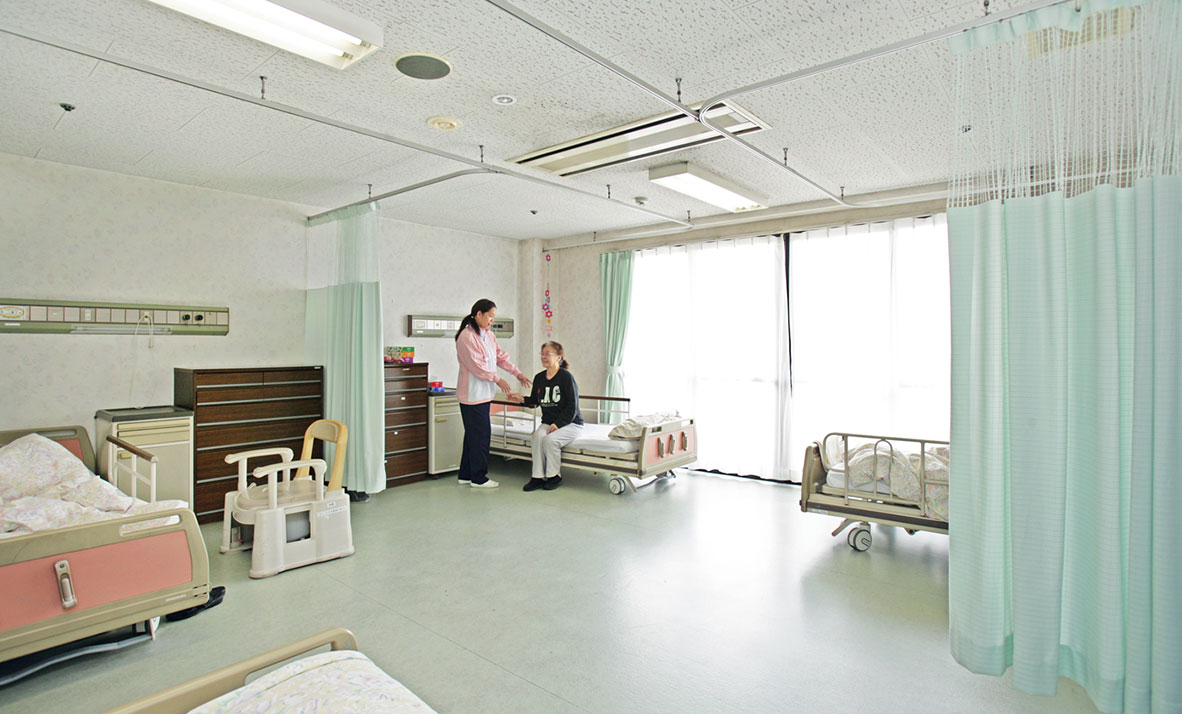 療養室（写真は4人部屋）